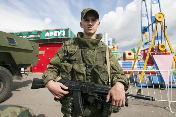 Алтайские пограничники показали свое оружие.