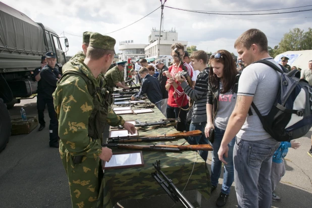 Алтайские пограничники показали свое оружие.