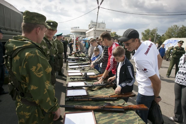 Алтайские пограничники показали свое оружие.