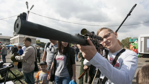 Алтайские пограничники показали свое оружие.