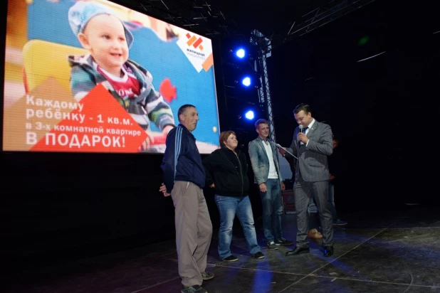 В День города "Серебряный дождь" зажег на речном вокзале.