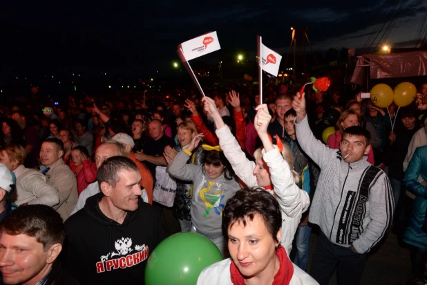 В День города "Серебряный дождь" зажег на речном вокзале.