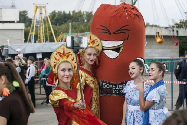 В День города "Серебряный дождь" зажег на речном вокзале.