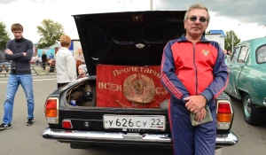 Новоалтайский таксист возит пассажиров на ретро-авто