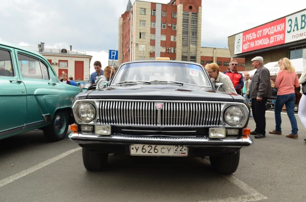 Новоалтайский таксист возит пассажиров на ретро-авто