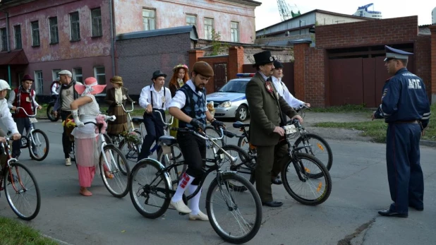 В Барнауле прошел третий велопробег в стиле ретро. 6 сентября 2015 годаю