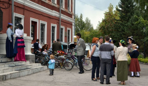 В Барнауле прошел третий велопробег в стиле ретро. 6 сентября 2015 годаю