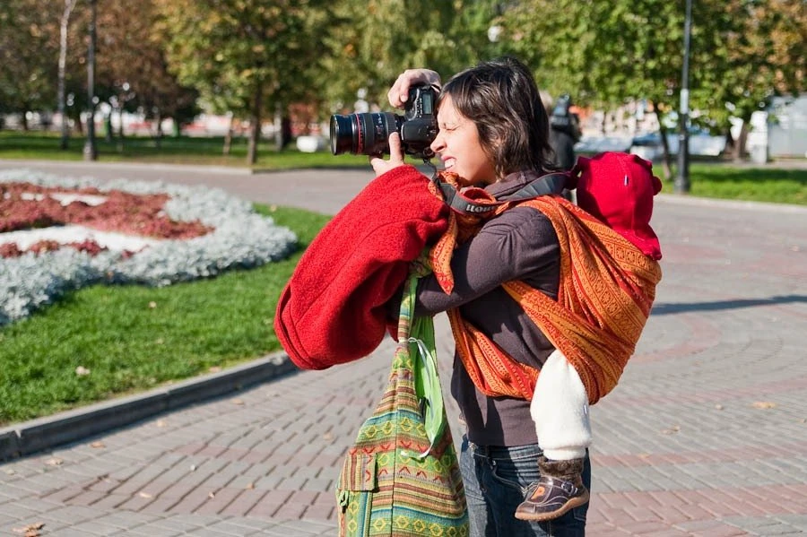 Слинг высвобождает руки мамы, плотно удерживая ребенка.