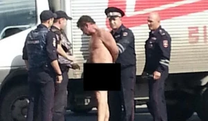 Голый мужчина в центре Барнаула.