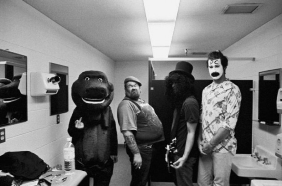 Группа Nirvana готовится к шоу в честь Хэллоуина. Курт Кобейн одет в костюм динозавра Барни, 1993 год.