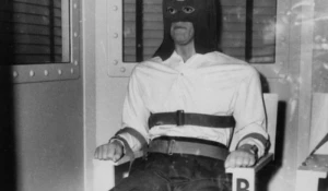 Заключенный перед смертной казнью в газовой камере. На лбу логотип компании Westinghouse Electric. США, 1939 год.