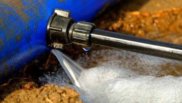 Порыв на водопроводе.