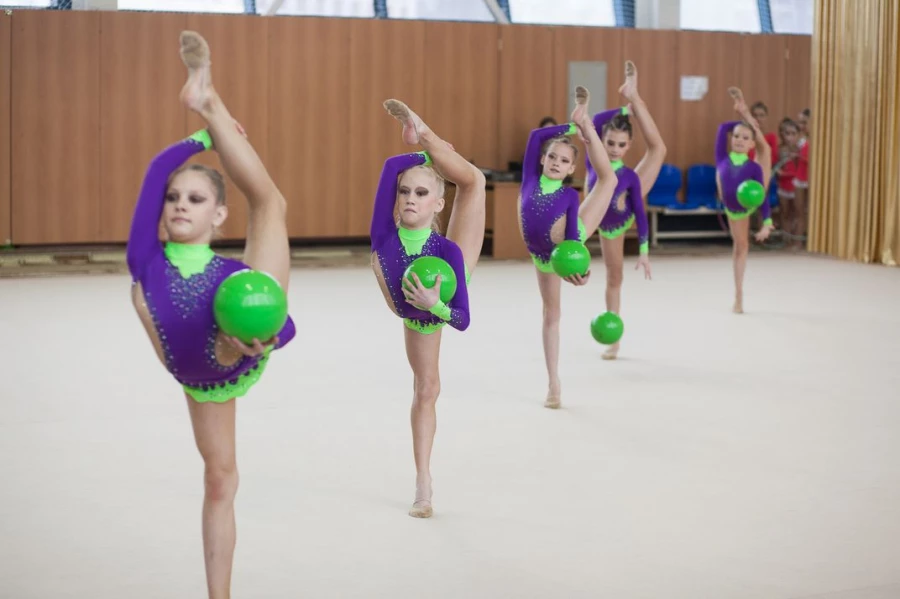 В некоторых спортшколах принято проводить тренировочные сборы за границей, что требует от родителей гимнасток соответствующего финансового уровня.