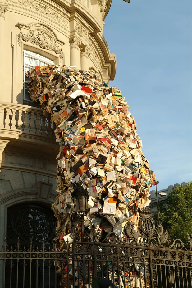 Скульптура "Падение книги".