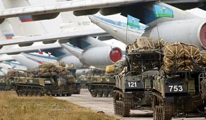 Погрузка десантников на военно-транспортные самолеты.