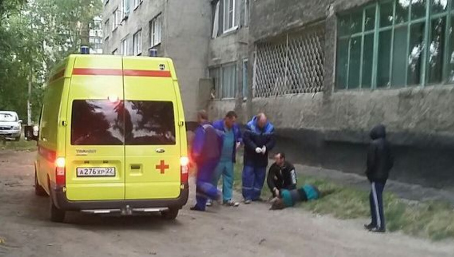 В Барнауле из окна выпала женщина.