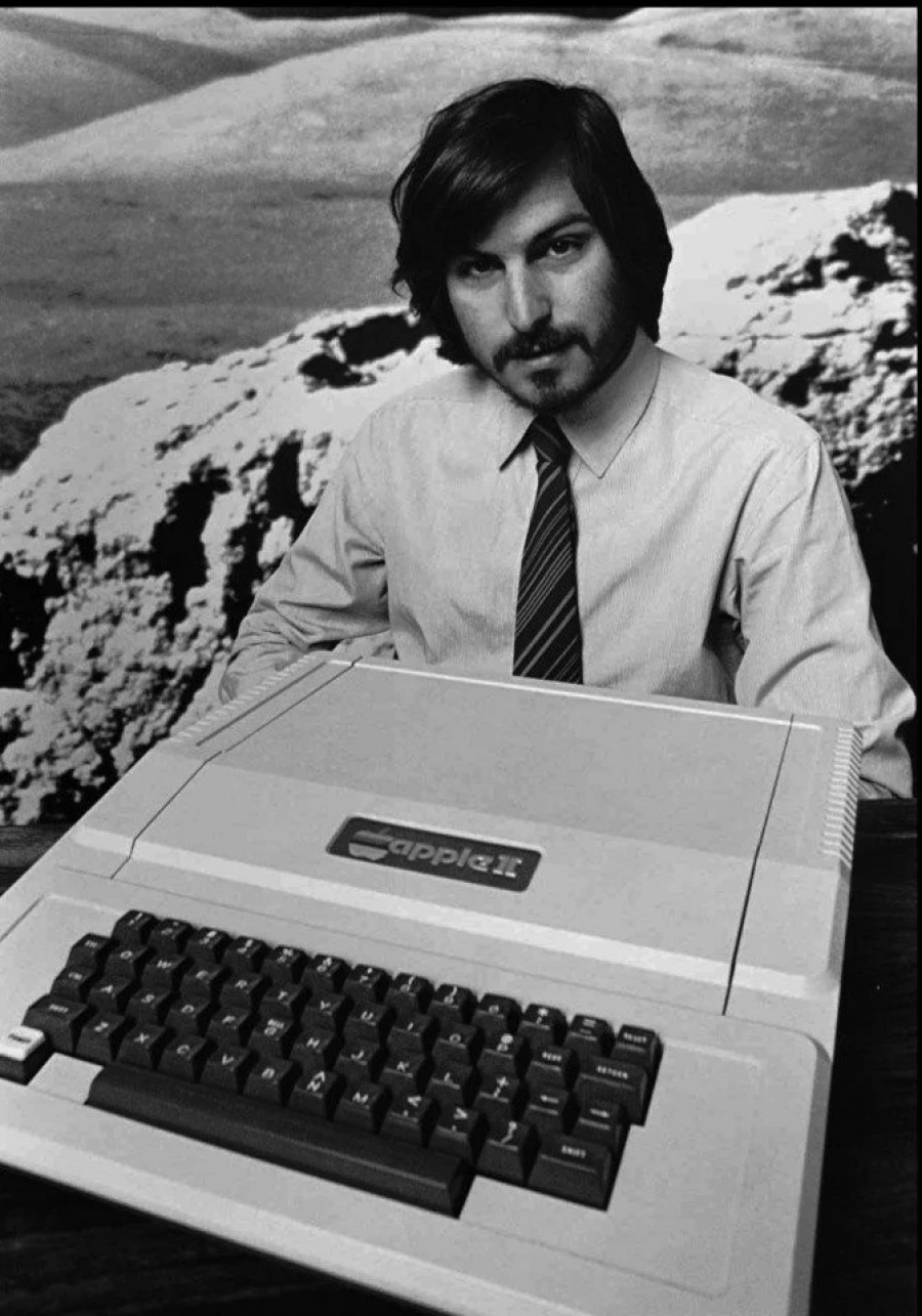 Стив Джобс представляет новый Apple II в Купертино, Калифорния, 1977 г.