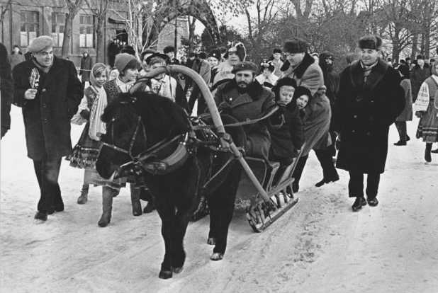 Фидель Кастро катает советских детей на санях. СССР. 1963 г.