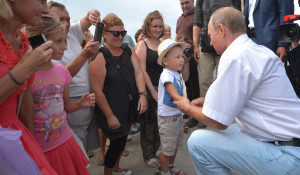 Владимир Путин и ребенок.