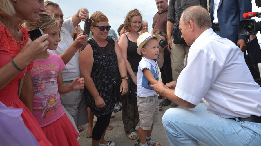 Владимир Путин и ребенок.