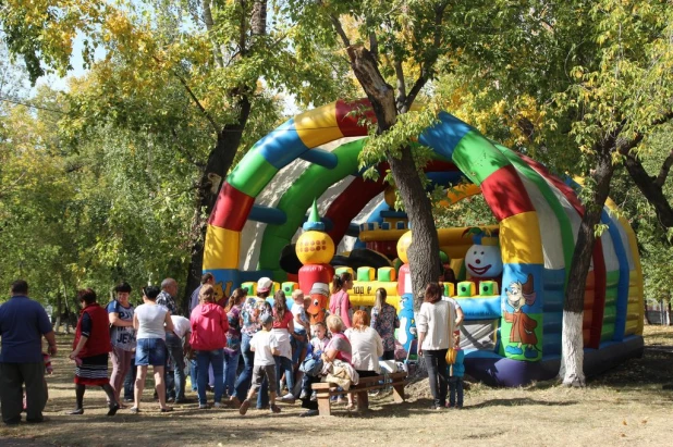 В Барнауле на ВРЗ открыли парк с танцплощадкой и местом для игры в городки.