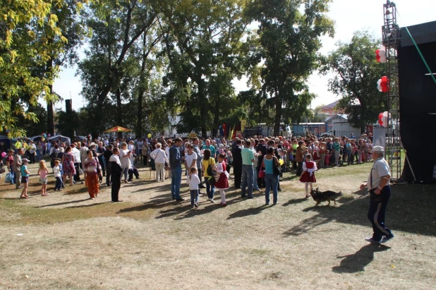 В Барнауле на ВРЗ открыли парк с танцплощадкой и местом для игры в городки.