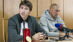 Чемпион мира Сергей Шубенков и его тренер Сергей Клевцов.
