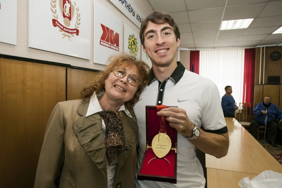Чемпион мира Сергей Шубенков и его мама.