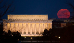 Кровавая луна над Вашингтоном.