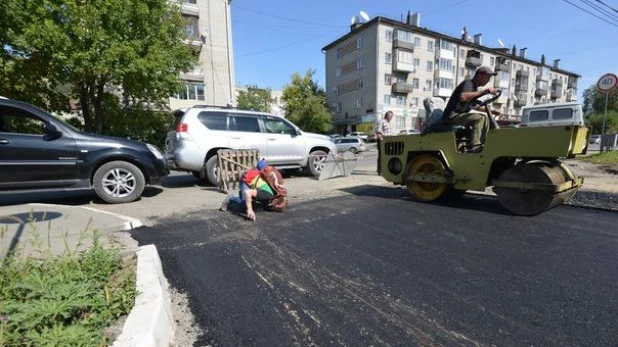 Музыкант поцеловал асфальт перед приездом патриарха.