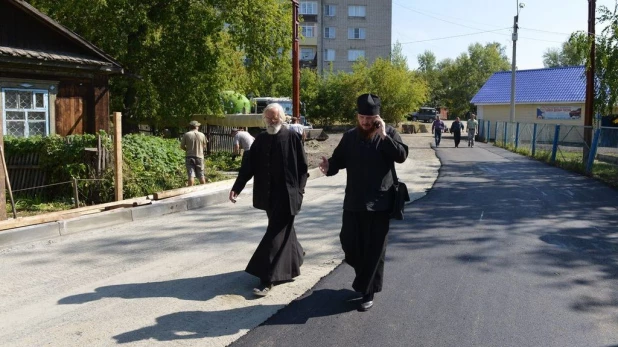 В Горно-Алтайске кладут асфальт к приезду патриарха Кирилла.