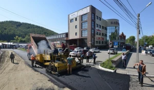 В Горно-Алтайске кладут асфальт к приезду патриарха Кирилла.