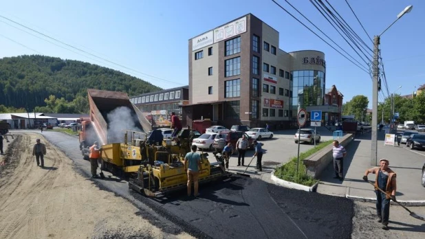 В Горно-Алтайске кладут асфальт к приезду патриарха Кирилла.