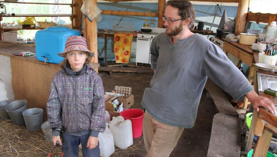 Томская семья пятый год строит на Алтае экопоселение.