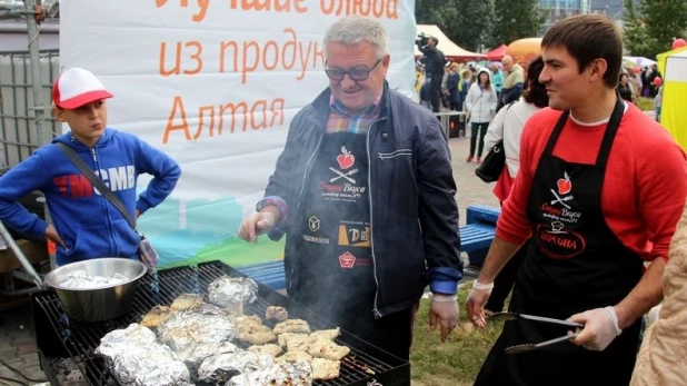 Сергей Писарев (в центре) участвует в кулинарном шоу на фестивале "Дни алтайского сыра".