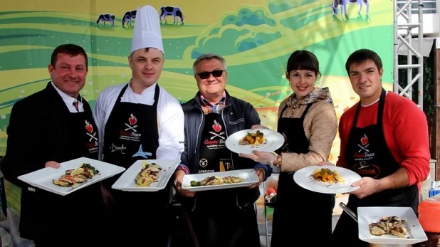 Сергей Писарев (в центре) участвует в кулинарном шоу на фестивале "Дни алтайского сыра".