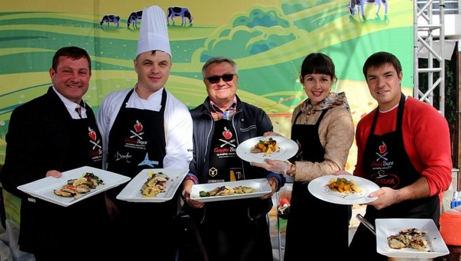 Сергей Писарев (в центре) участвует в кулинарном шоу на фестивале "Дни алтайского сыра".