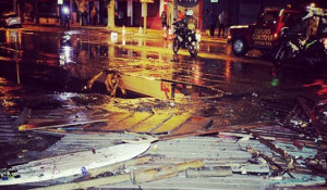 Чилийцы выкладывают в соцсети снимки последствий разрушительного цунами.