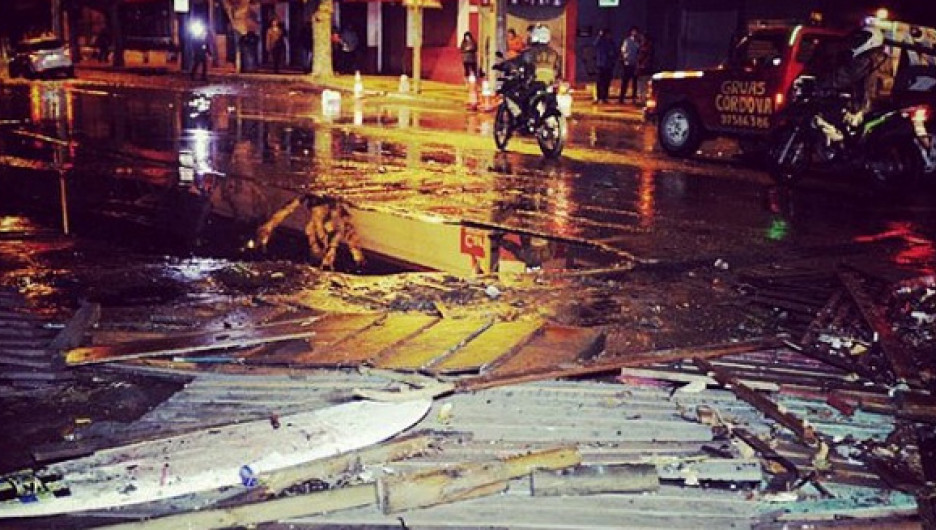 Чилийцы выкладывают в соцсети снимки последствий разрушительного цунами.