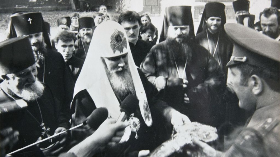 Полковник Кулибаба передает патриарху Алекcию II символический ключ от Никольской церкви (в ту пору - солдатский клуб барнаульского летного училища). 11 мая 1991 года.