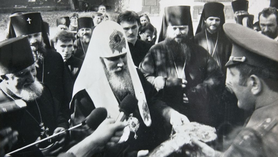 Полковник Кулибаба передает патриарху Алекcию II символический ключ от Никольской церкви (в ту пору - солдатский клуб барнаульского летного училища). 11 мая 1991 года.