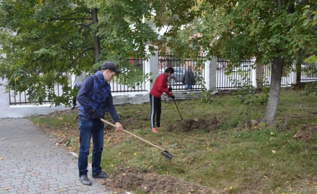 В Барнауле привели в порядок "Аллею ветеранов".