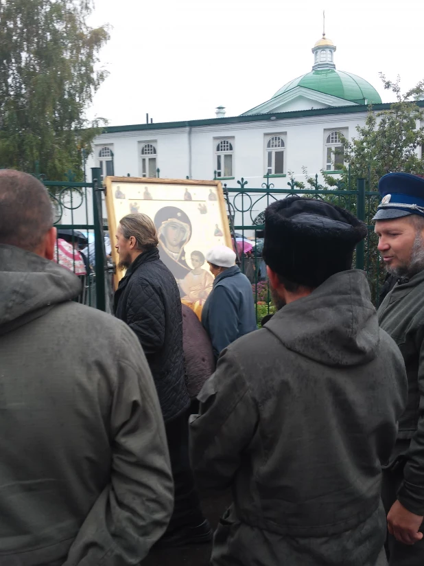 Божественную литургию в храме св. Димитрия Ростовского транслируют на большом экране на площади Спартака.