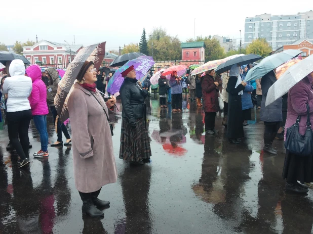 Божественную литургию в храме св. Димитрия Ростовского транслируют на большом экране на площади Спартака.