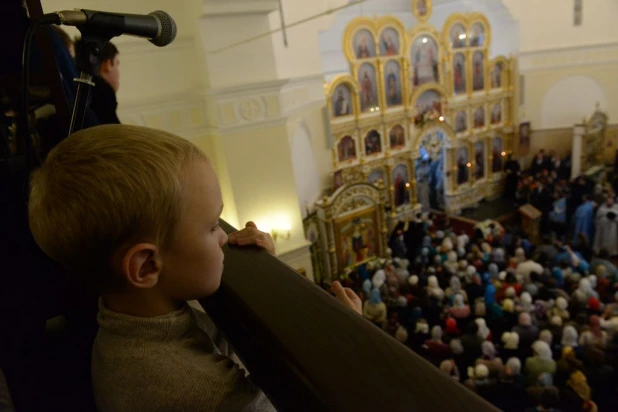 В барнаульском храме св. Димитрия Ростовского прошла божественая литургия, в которой принял участие патриарх московский и всея Руси Кирилл.