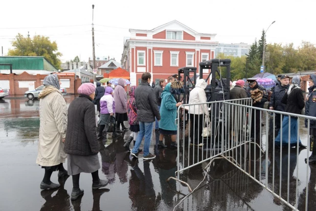 В барнаульском храме св. Димитрия Ростовского прошла божественая литургия, в которой принял участие патриарх московский и всея Руси Кирилл.