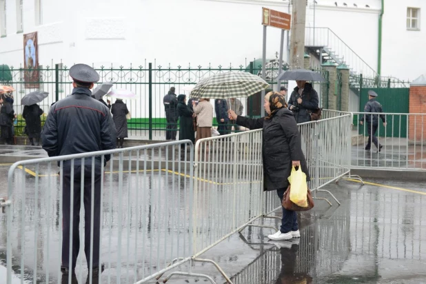 В барнаульском храме св. Димитрия Ростовского прошла божественая литургия, в которой принял участие патриарх московский и всея Руси Кирилл.