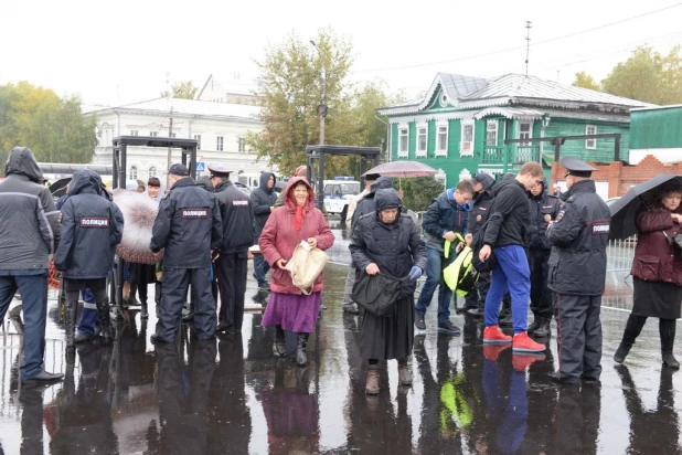 В барнаульском храме св. Димитрия Ростовского прошла божественая литургия, в которой принял участие патриарх московский и всея Руси Кирилл.