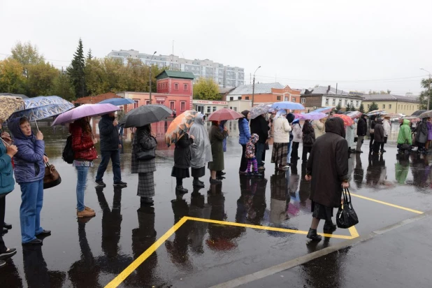 В барнаульском храме св. Димитрия Ростовского прошла божественая литургия, в которой принял участие патриарх московский и всея Руси Кирилл.