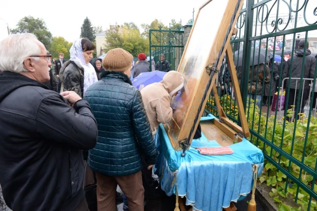 В барнаульском храме св. Димитрия Ростовского прошла божественая литургия, в которой принял участие патриарх московский и всея Руси Кирилл.